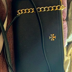 Tory Burch cross body bag. Fit cellphone , use only 4x, bought it for $275